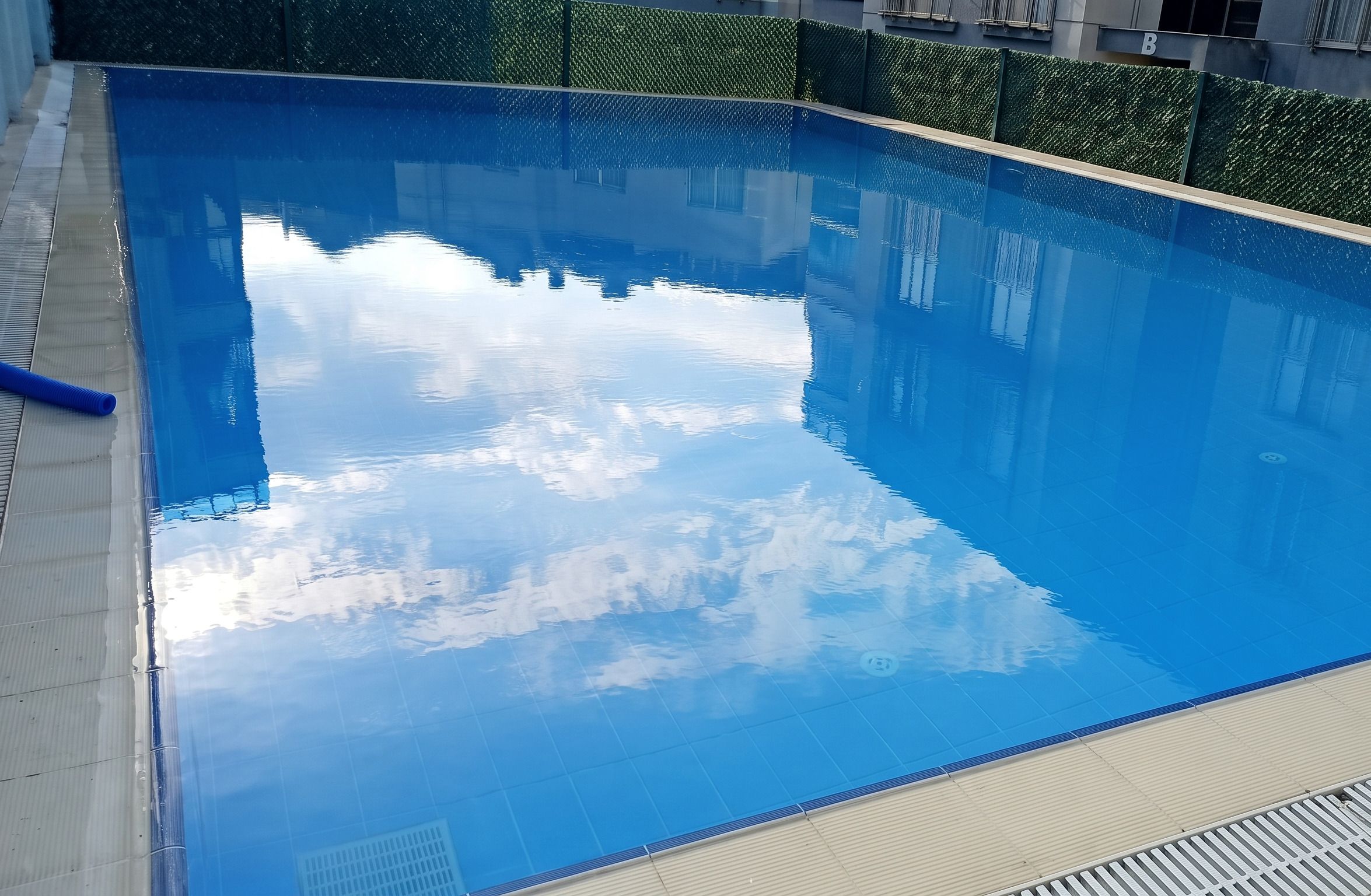 Berrak ve parlak mavi sulu bakımlı havuz